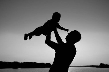 gün batımında baba ve oğul silueti