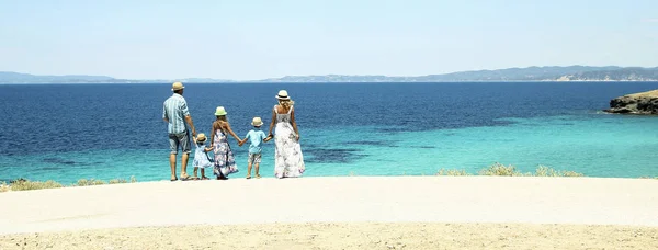 Família feliz na praia — Fotografia de Stock