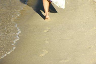 Kumsaldaki kumda ayak izleri.