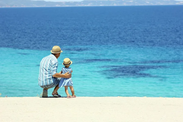 Padre con un niño junto al mar —  Fotos de Stock