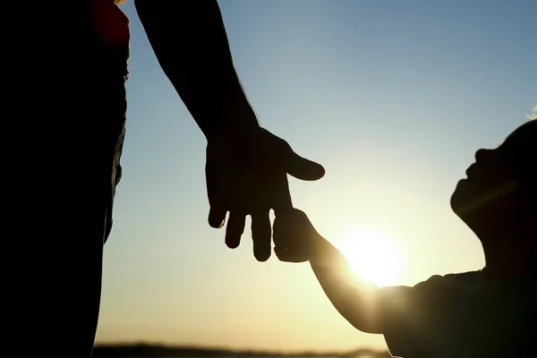 Σιλουέτα του γονέα κρατά το χέρι ενός παιδιού — Φωτογραφία Αρχείου