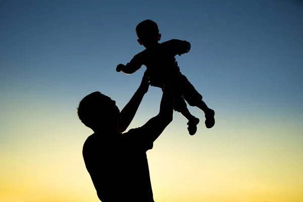 Gün batımında baba ve oğul silueti — Stok fotoğraf