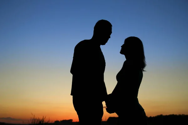 Silhouette di una coppia incinta innamorata — Foto Stock