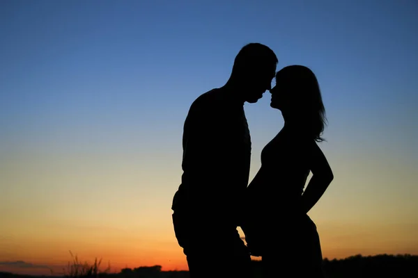 Silhouette di una coppia incinta innamorata — Foto Stock