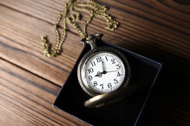 Kitap arkaplanlı bir cep saati