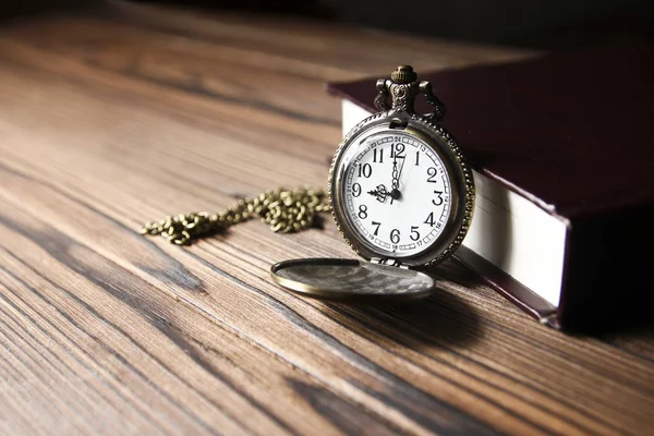 Un reloj de bolsillo con fondo de libro — Foto de Stock