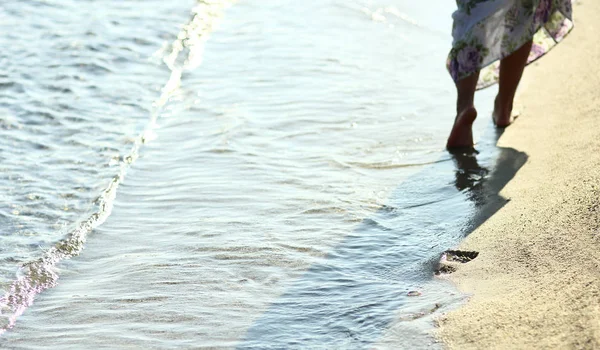 Empreintes de pas dans le sable sur la plage — Photo