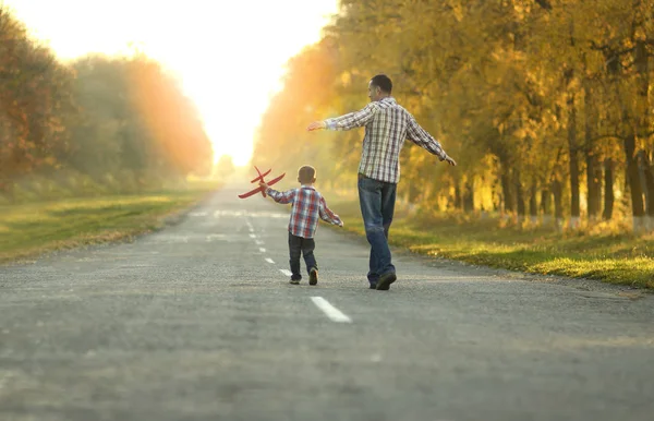 Otec a syn chodí v přírodě — Stock fotografie