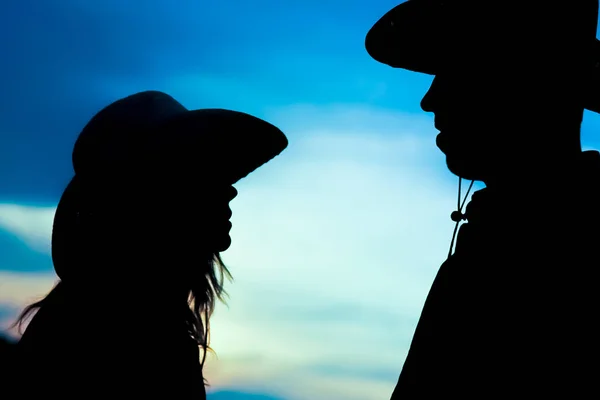 A happy cowboy couple silhouette background — Stock Photo, Image