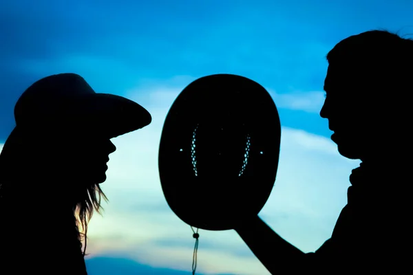 Un felice cowboy coppia silhouette sfondo — Foto Stock