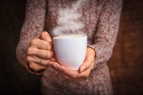 女性の手とコーヒーは — ストック写真