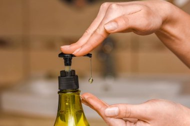 Musluğun altında sabun ve su ile yıkanan eller.