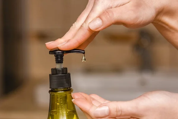 A Se laver les mains avec du savon sous le robinet avec de l'eau — Photo