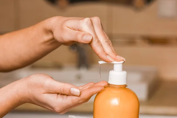 A Lavarsi le mani con il sapone sotto il rubinetto con acqua — Foto Stock