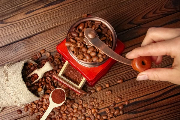 A hands and coffee grinder — Stockfoto
