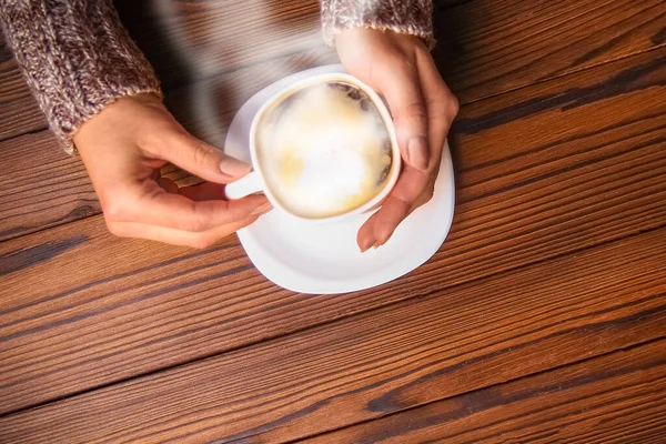 女性の手とコーヒーは — ストック写真