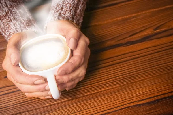 Les mains féminines et le café — Photo