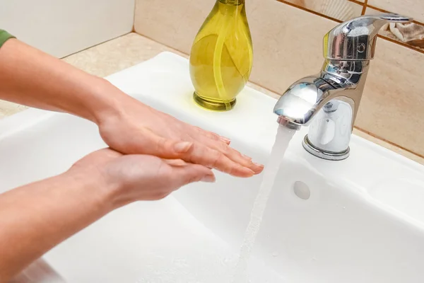 Ein Händewaschen mit Seife unter dem Wasserhahn mit Wasser — Stockfoto