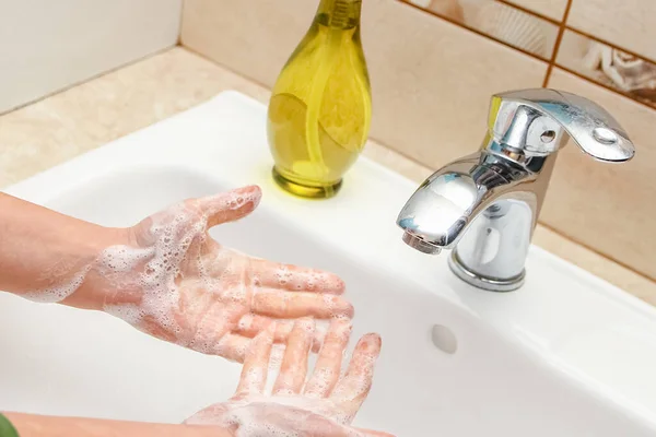 蛇口の下に石鹸で手を洗う — ストック写真