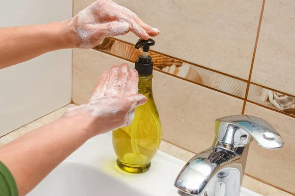 Ein Händewaschen mit Seife unter dem Wasserhahn mit Wasser — Stockfoto