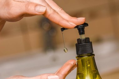 Musluğun altında sabun ve su ile yıkanan eller.