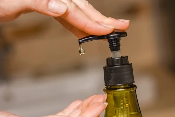 A Lavarsi le mani con il sapone sotto il rubinetto con acqua — Foto Stock