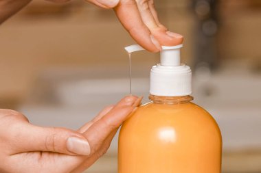 Musluğun altında sabun ve su ile yıkanan eller.