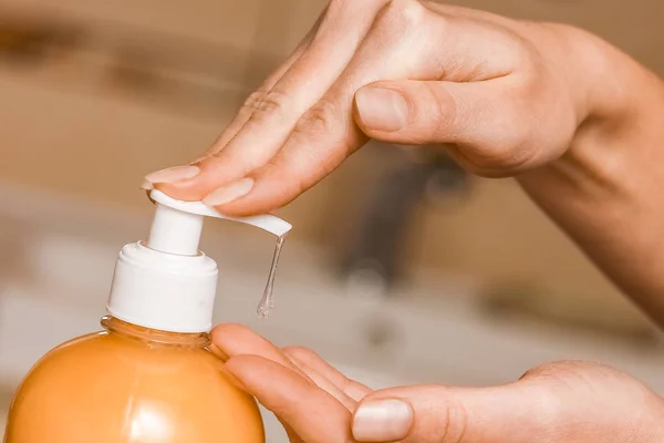 A Tvätta händerna med tvål under kranen med vatten — Stockfoto