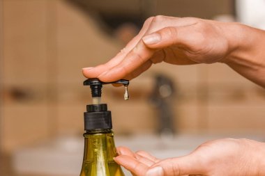 Musluğun altında sabun ve su ile yıkanan eller.