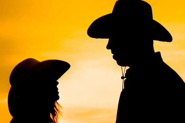 Um feliz cowboy casal silhueta fundo — Fotografia de Stock