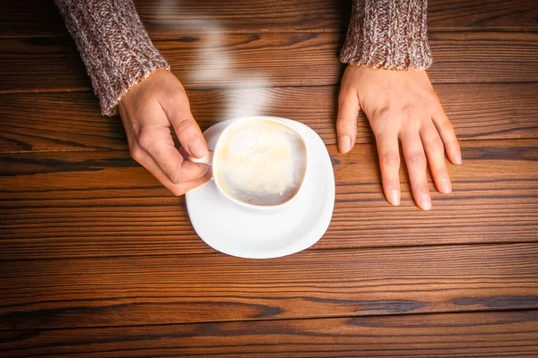 Tangan perempuan dan kopi — Stok Foto