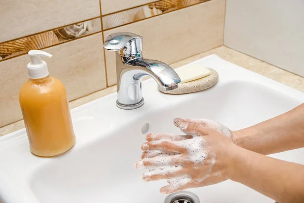 A Tvätta händerna med tvål under kranen med vatten — Stockfoto