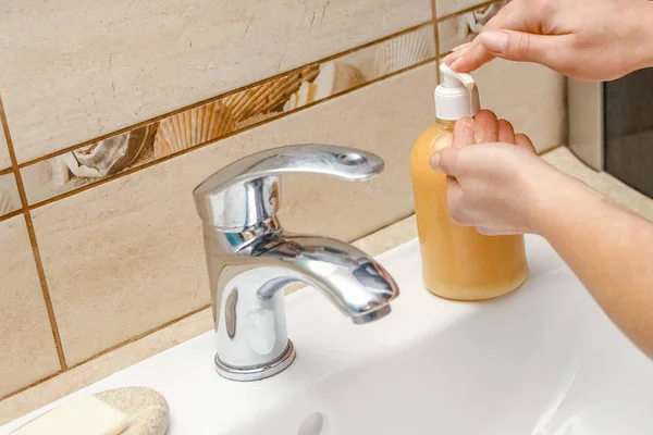 Ένα πλύσιμο των χεριών με σαπούνι κάτω από τη βρύση με νερό — Φωτογραφία Αρχείου