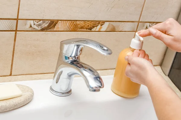 Ein Händewaschen mit Seife unter dem Wasserhahn mit Wasser — Stockfoto