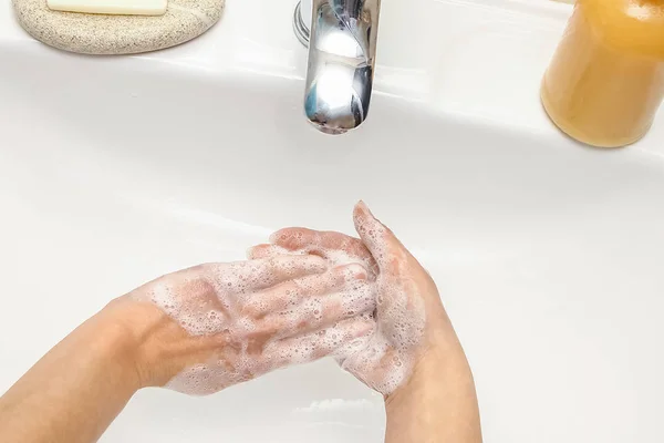 用肥皂在水龙头下用水洗手 — 图库照片