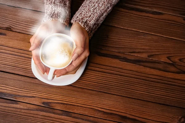 Tangan perempuan dan kopi — Stok Foto