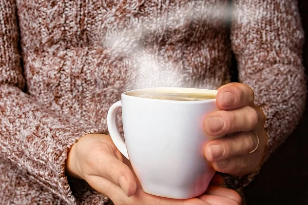 여성의 손 과 커피 — 스톡 사진