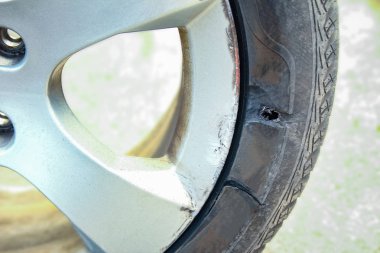 Otomatik arkaplan için tekerlekleri olan araba lastikleri ve tekerlekleri