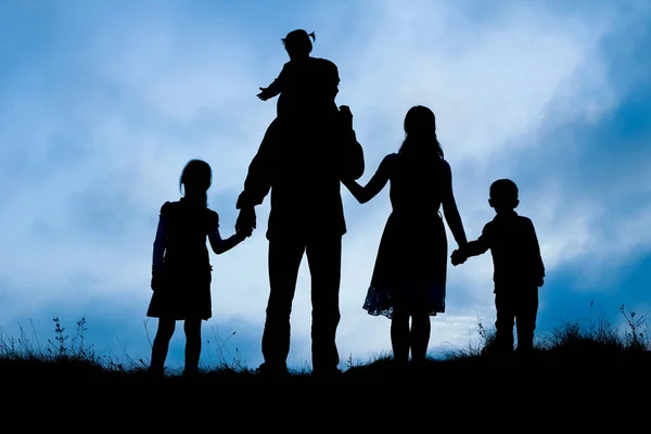 Familia Feliz Junto Mar Silueta Naturaleza Fondo —  Fotos de Stock