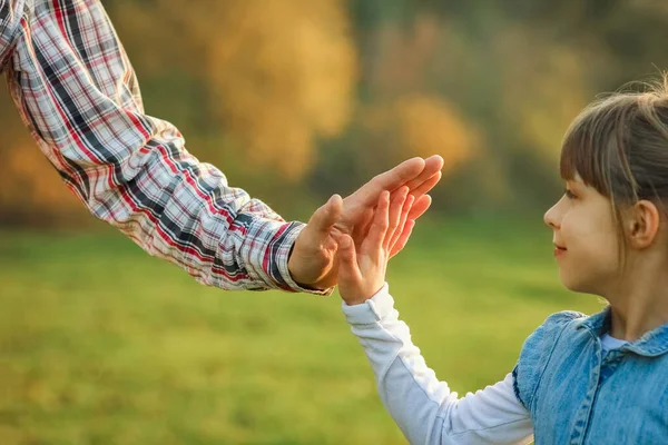 Belle Mani Genitori Bambini All Aperto Nel Parco — Foto Stock