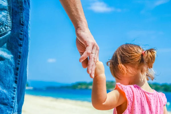 Schöne Hände Von Eltern Und Kind Meer — Stockfoto