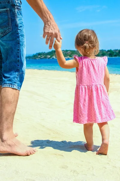 海のそばにいる親子の美しい手 — ストック写真