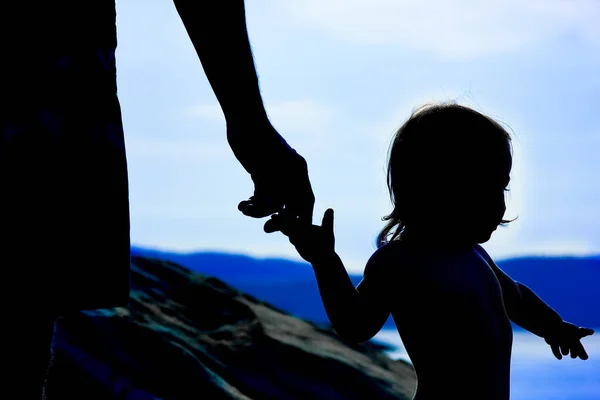 Parent Heureux Avec Enfant Dans Nature Par Silhouette Mer — Photo