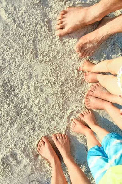 Mooie Familiebenen Het Zand Aan Zee — Stockfoto