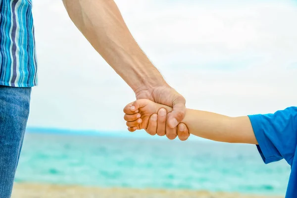 Όμορφα Χέρια Ενός Ευτυχισμένο Γονέα Και Παιδιού Από Θάλασσα Στη — Φωτογραφία Αρχείου