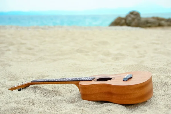 Yunan Denizinin Kıyısındaki Kumsalda Güzel Bir Gitar — Stok fotoğraf