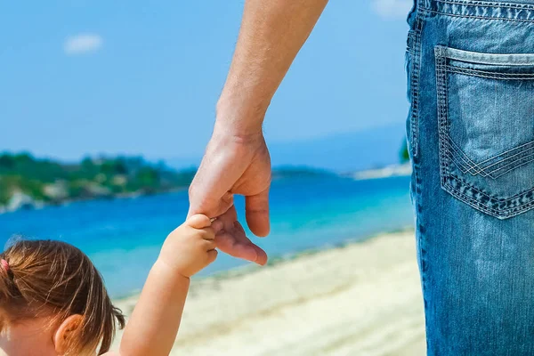 Vackra Händer Förälder Och Barn Vid Havet — Stockfoto