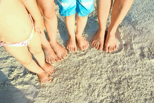Deniz Kenarındaki Kumların Üzerinde Güzel Aile Bacakları — Stok fotoğraf