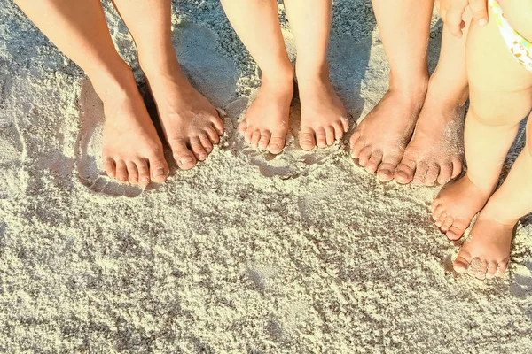 Mooie Familiebenen Het Zand Aan Zee — Stockfoto