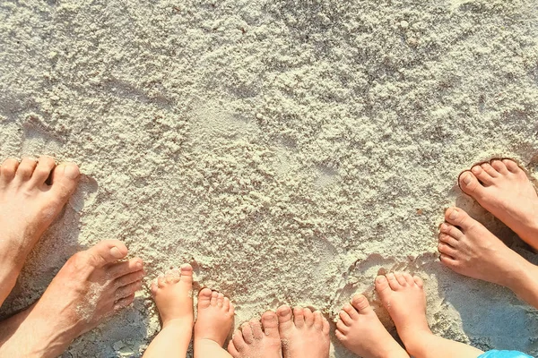 美丽的家族腿在海边的沙滩上 — 图库照片